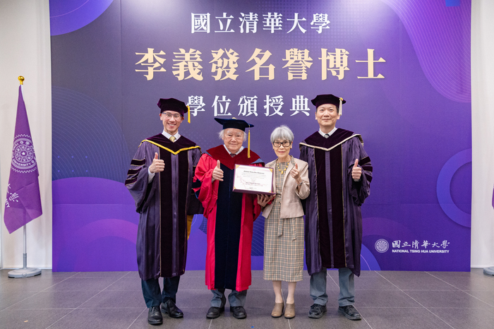 清華大學校長高為元(左一)及理學院院長牟中瑜(右一)頒發名譽博士學位證書予李義發(左二)，夫人一同合影留念。