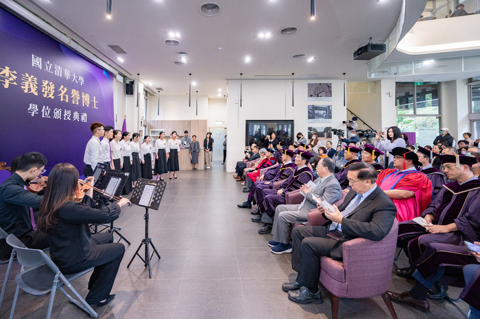 李義發今天獲頒清華大學名譽博士，近百位貴賓到場致賀，聆聽清華音樂系學生演唱。