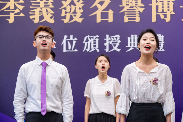清華音樂系學生在李義發名譽博士學位頒授典禮上獻唱校歌。