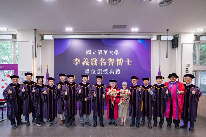 李義發今天獲頒清華大學名譽博士，校內主管都來致賀。