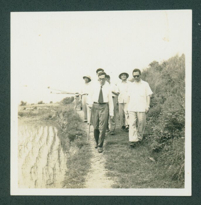 梅貽琦（左）1957年視察位於新竹赤土崎的清華大學預定校地。