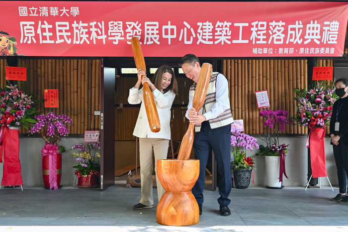 校長高為元（右）與立委高金素梅一起搗麻糬並分食給現場來賓