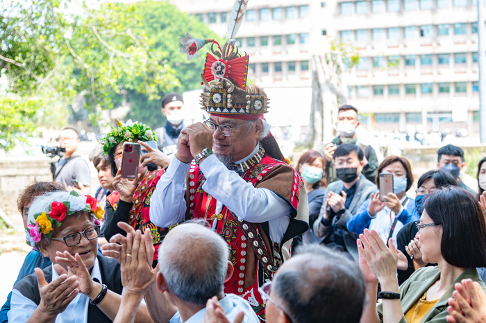 魯凱族部落領袖包基成（中）與16族原住民諮詢委員都來恭賀竹屋落成啟用