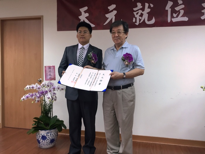 清華大一不分系新生王元均(左)獲頒台灣棋院最高頭銜天元