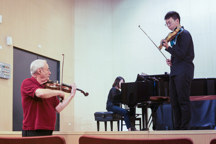 法國國寶小提琴家(左)普雷去年親臨本校指導學生。