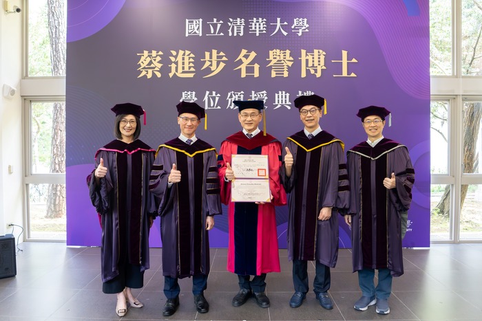 巨沛公司創辦人暨董事長蔡進步獲頒國立清華大學名譽博士。左起清華藝術學院院長張芳宇、校長高為元、蔡進步名譽博士、工學院院長胡育誠、科管院副院長張焯然。圖片