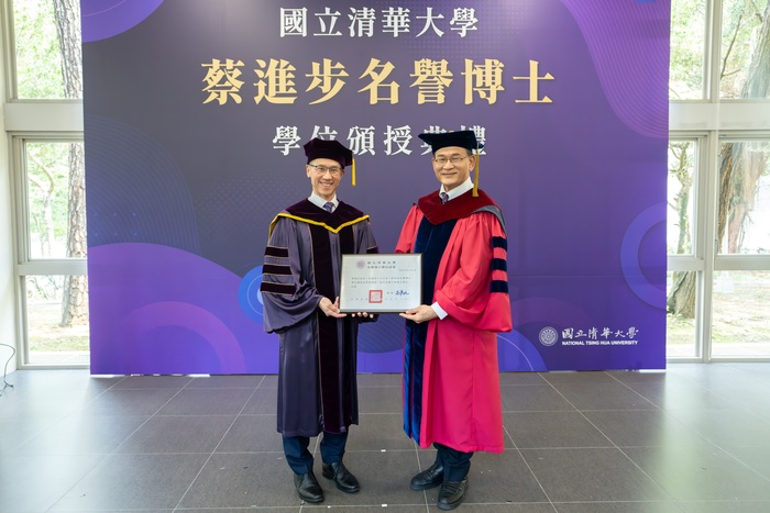 清華大學校長高為元（左）頒授蔡進步名譽博士獎牌。圖片