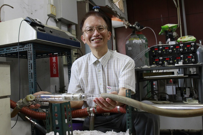 清華黃大仁教授研發電觸媒蜂巢 ，掀起氮氧化物去除技術革命