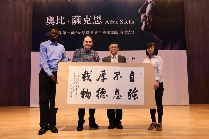 清華大學賀陳弘校長(右2)贈送清華大學校訓.JPG