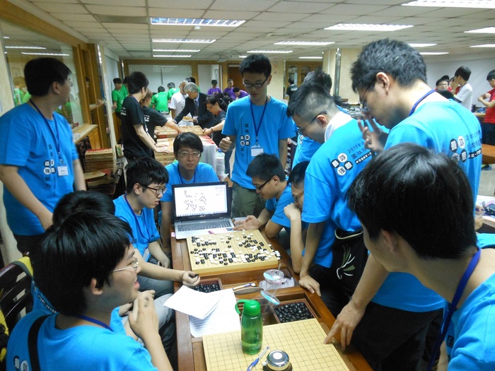 場內在下棋場外的隊友一起腦力激盪求取勝機