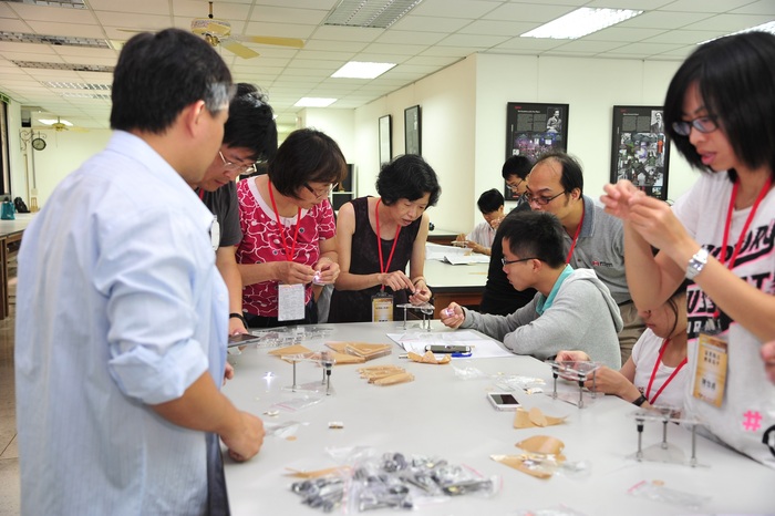 參與研習的教師學習以簡單零件結合手機製作簡易顯微鏡1