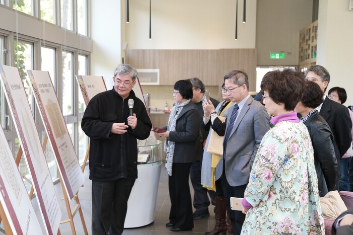 「文化薈—清華名人手稿文物暨特藏文物發展基金捐贈儀式」會後，國立清華大學中文系楊儒賓教授(左一)為來賓逐一導覽解說清華名人文物。