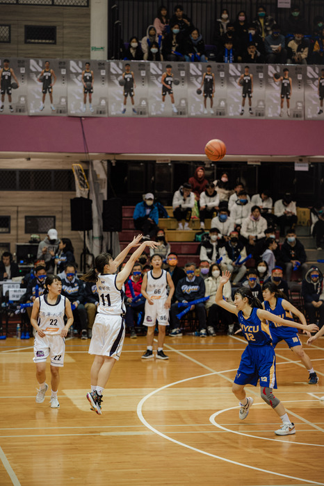 清華大學女籃11號賴郁欣投出致勝3分球。