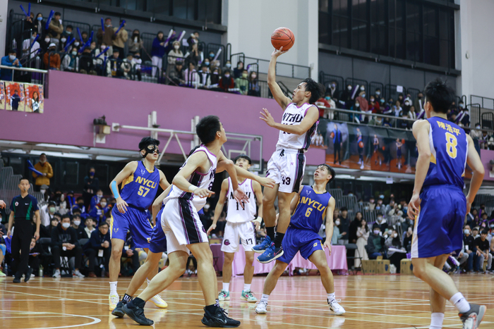 清華大學男籃43號邱亮切入拋投。