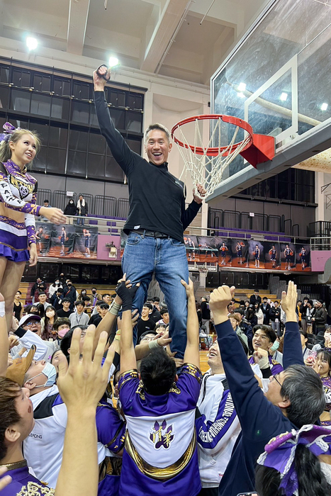 清華啦啦隊舉起校長高為元剪網，慶祝男籃勝利。