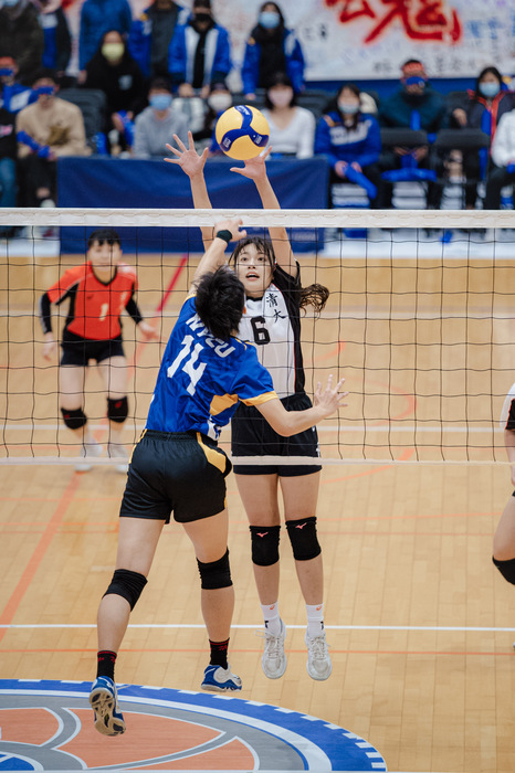 清華大學女排6號馮渝攔網。