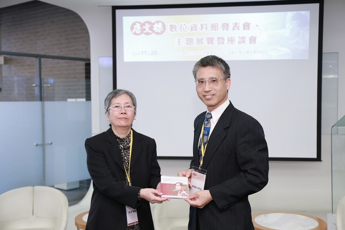 國立清華大學圖書館館長林福仁教授(右)將完整的唐文標數位化資料光碟致贈給他的遺孀邱守榕教授。