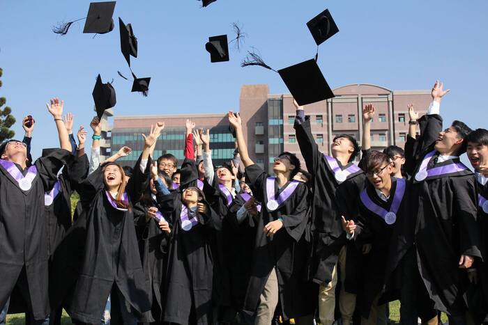 清華大學畢業生在校園大草坪拍攝畢業照
