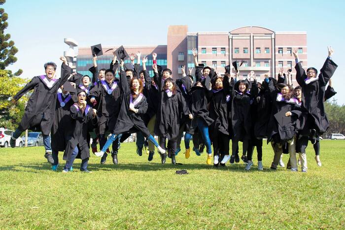清華大學畢業生在校園大草坪拍攝畢業照2