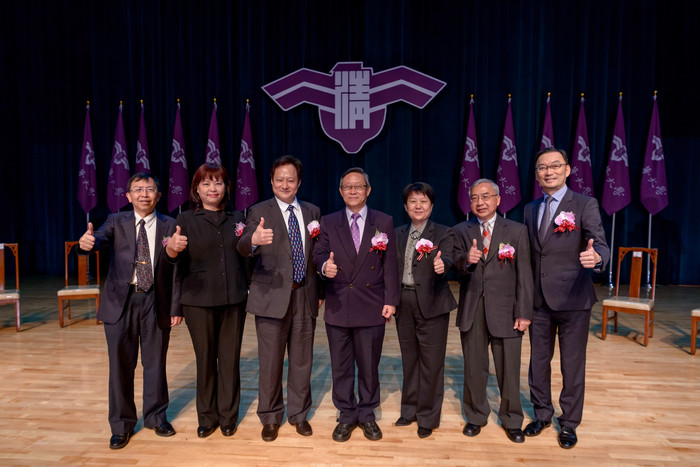 參與清華校慶的貴賓，右起傑出校友廖光亮、傑出校友鄭清水、清華校友會長謝詠芬、清華大學校長賀陳弘、台灣金融科技董事長王可言、新竹市副市長沈慧虹