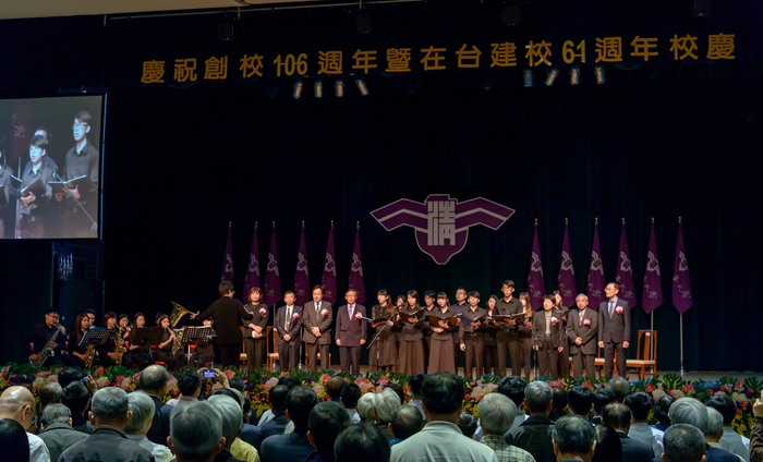 清華大學南大校區音樂系學生組成合唱團與管樂隊，領唱新編曲風的校歌。