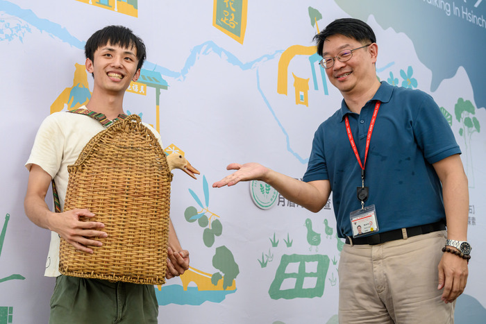 采鈺科技部經理陳炳伸(右)與無負擔農場負責人劉奕介紹月眉河階踏查路線,鴨子也來湊熱鬧。圖片