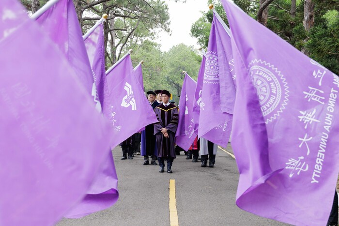 清華大學25日畢業典禮開始前,由師長帶領畢業生進行校園巡禮。圖片