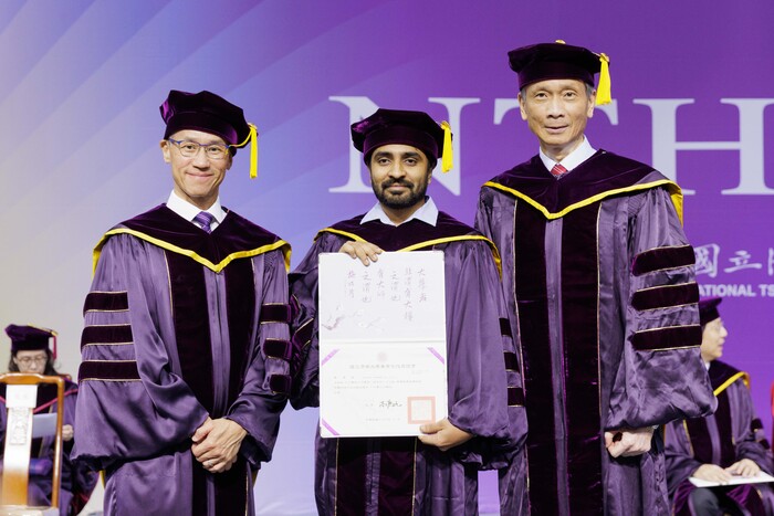 清華大學5月25日舉行畢業典禮,校長高為元(左)與原科院院長葉宗洸(右)為畢業博士生撥穗祝福。圖片