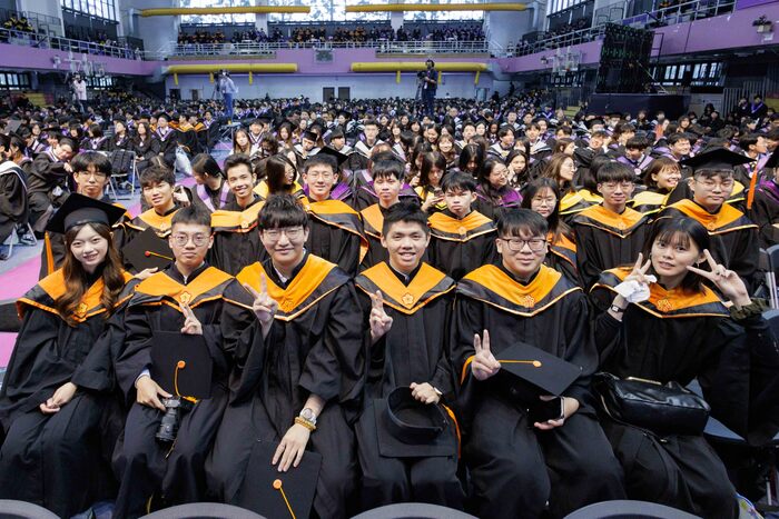 清華大學半導體學院畢業生參加畢業典禮。圖片