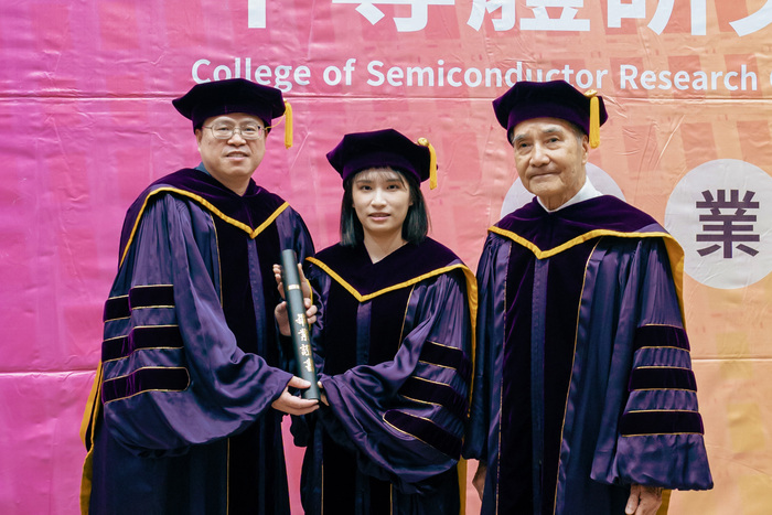 清華大學半導體學院第一屆博士姚怡如(中)與林本堅院長(右)、吳永俊教授合拍畢業照。圖片