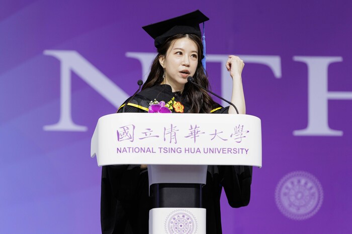 清華大學幼教所在職專班許惠鈞代表研究生畢業致詞。圖片