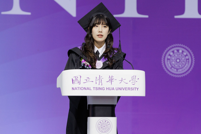 清華大學資工系李苡瑄代表大學部畢業生致詞。圖片