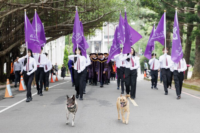 清華大學25日畢業典禮開始前,進行校園巡禮,帶畢業生回顧求學時光。圖片