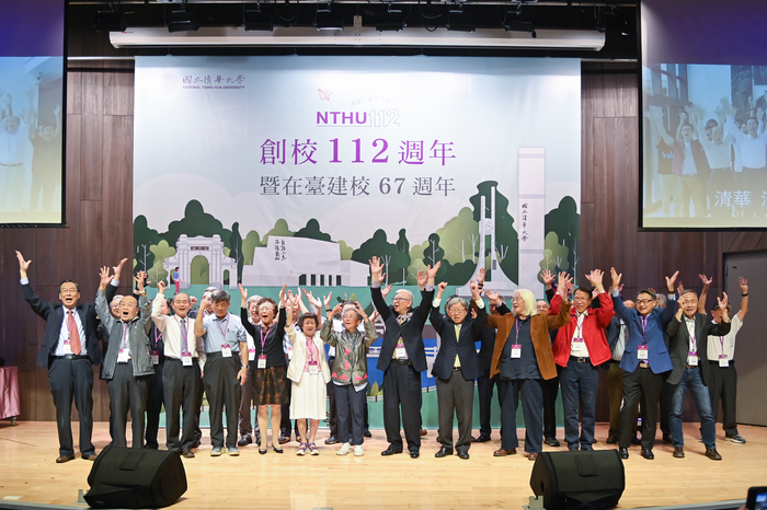 畢業50年的73級值年校友上台帶領全場師生呼校呼。