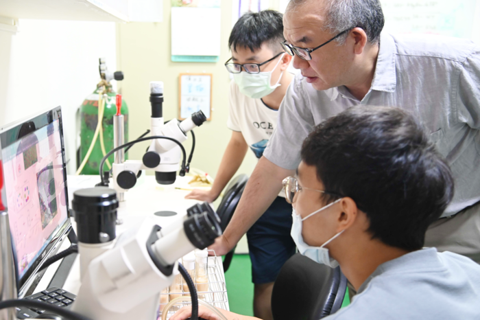 清華生技所教授桑自剛（中）正在指導研究生進行果蠅生物模式實驗