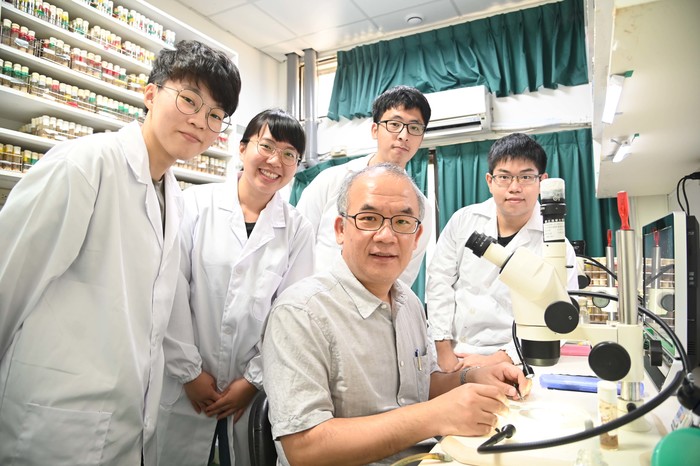 清華生技所教授桑自剛（中）指導實驗團隊解開細胞核大小調控機制之謎