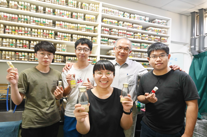 桑自剛(右二)研究團隊透過果蠅研究解開細胞核大小調控機制之謎