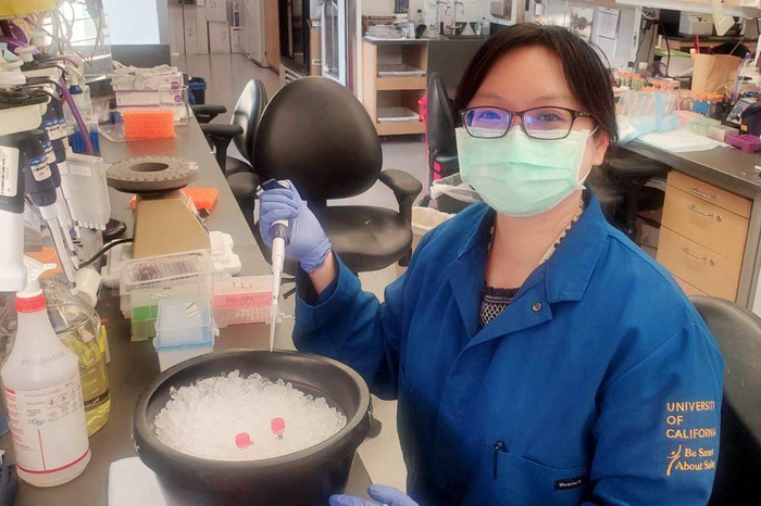 清華生技所博士張雅筑在實驗室研究細胞核內蛋白質的交互作用