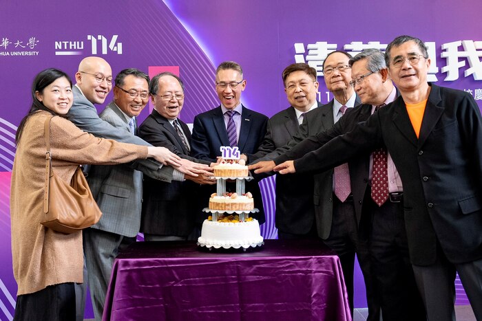 清華校長高為元(中)與校友及貴賓們共同切下慶祝蛋糕,歡慶創校114週年校慶。圖片