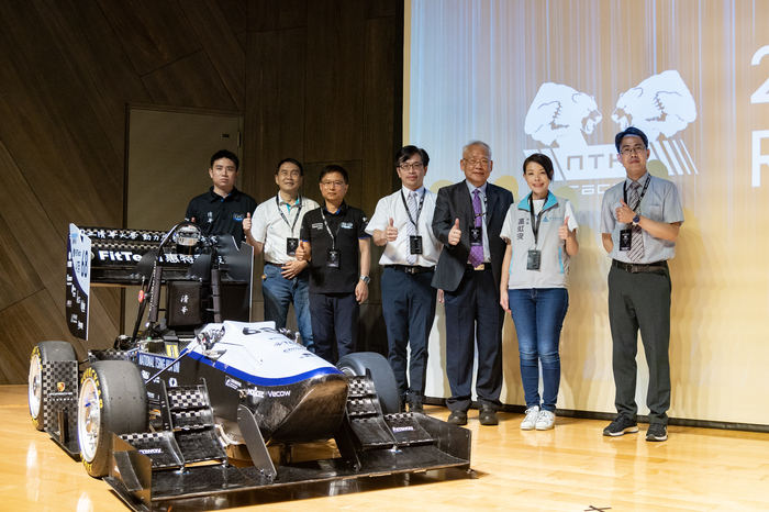 清大賽車工廠第七代無人駕駛電動賽車正式亮相，左起清大賽車工廠隊長白泓均、指導教授王培仁、林昭安、工學院院長蔡宏營、副校長戴念華、新竹市長高虹安、動機系系主任黃智永