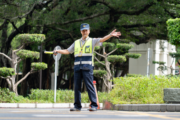 在清華服務近30年的駐警王朝旭指揮校內交通。