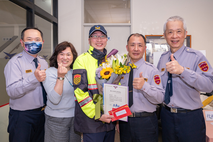 清華大學駐警人員恭賀今年獲得績優行政人員獎勵的同仁。