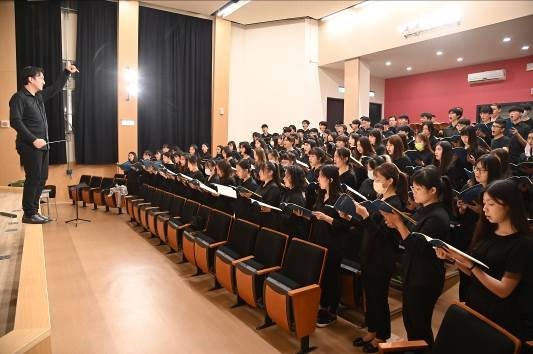 在演出前，清華音樂系管弦樂團及合唱團師生加緊練習。