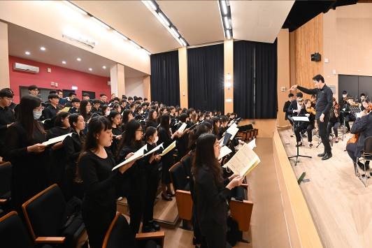 在演出前，清華音樂系管弦樂團及合唱團師生加緊練習。