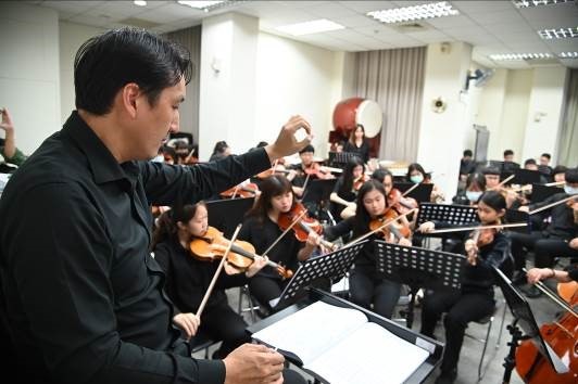 清華大學邀請現任廣藝愛樂管弦樂團常任指揮黃東漢擔任管弦樂團指揮。