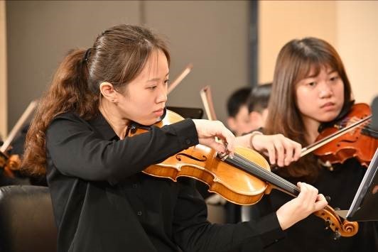 清華大學音樂系管弦樂團為校慶音樂會加緊排練。