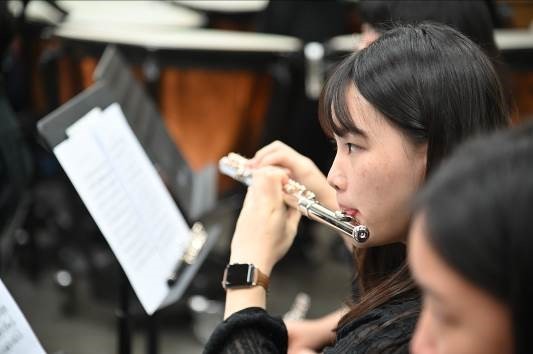 清華大學音樂系管弦樂團為了校慶音樂會認真團練。