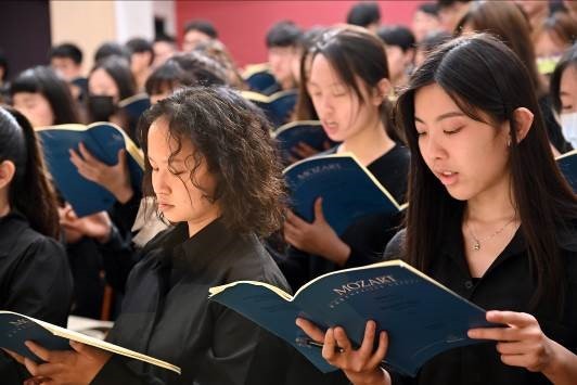 清華大學音樂系合唱團為了校慶音樂會認真團練。