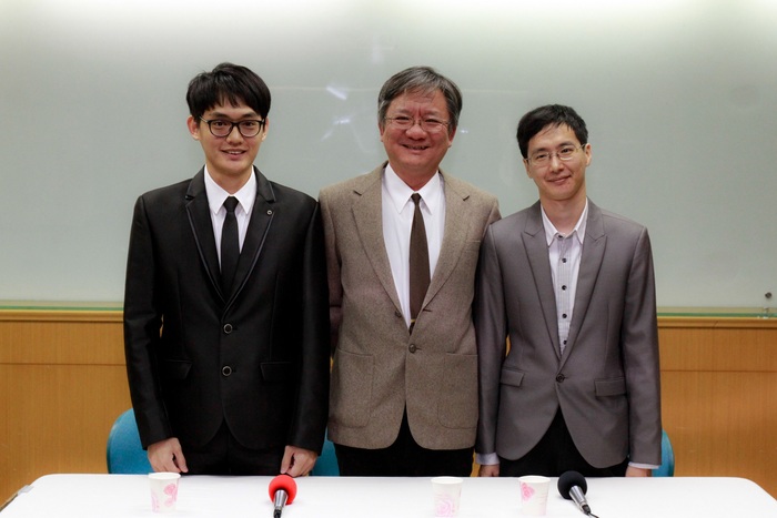左起清華光電所博士生潘皇緯、趙煦教授、博士生郭令智
