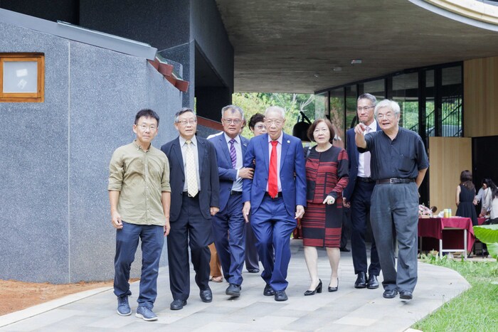 清華大學捷英文物館今天落成，建築師黃聲遠（左起）、前校長賀陳弘、副校長簡禎富、曾繁城、曾夫人陳韓、校長高為元、楊儒賓參觀文物館。